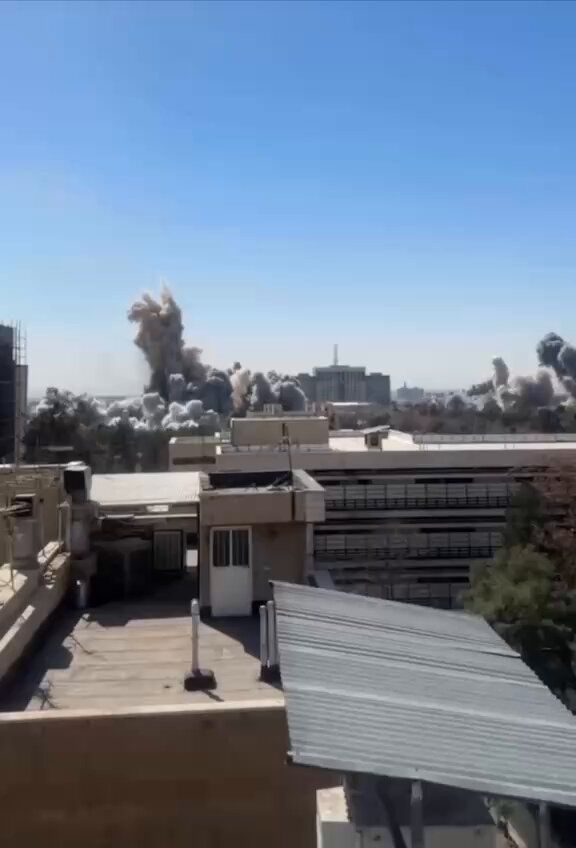 @🇮🇷LiveIranNews🇮🇱: 🚨ویدیویی از خوشحالی هموطنان از بمباران مناطقی از تهران
مشغول تهیه ویدیو بدون ترس که خود گویای شرایط امروز است