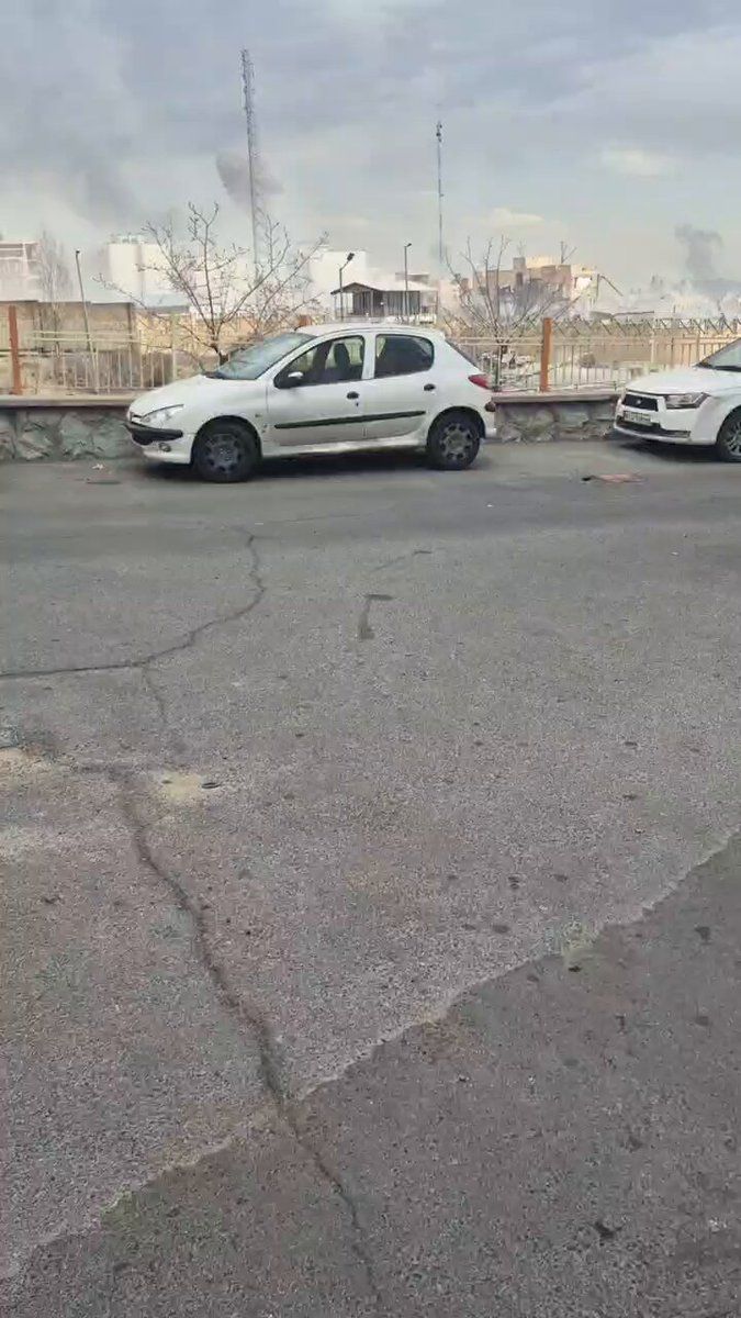 @Vahid Online: ثبت لحظه برخورد و انفجار
ویدیوی دریافتی با شرح: 'قرارگاه سپاه، تقاطع همت و باکری #تهران، دوشنبه ۱۱ اسفند ساعت ۱۵'
#Iran #Tehran