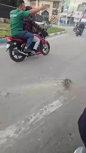 @𝐍𝐢𝐨𝐡 𝐁𝐞𝐫𝐠 🇮🇷 ✡︎: Meanwhile, homeless basijis are driving aimlessly through Tehran after having all their bases bombed. The regime thug in the video is whining about Israeli strikes.
Reminder that even without their b