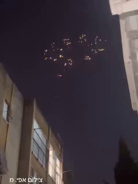 @Babak Taghvaee - The Crisis Watch: BREAKING: The terrorist regime of the Ayatollahs once again used internationally forbidden cluster munitions to target Tel Aviv, Israel, last night. A Khorramshahr-4 ballistic missile of the IRGC Aero