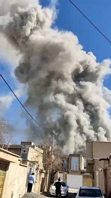 @🇮🇷LiveIranNews🇮🇱: 🚨حمله به مقر گروهک تروریستی سپاه پاسداران و ساختمان فرمانداری ایوان در استان ایلام/ویدیوی دریافتی مربوط به جمعه ۱۵ اسفند نشان میدهد حوالی ساعت ۱۴:۴۰ این مراکز حکومتی در شهرستان ایوان هدف قرار گرفته