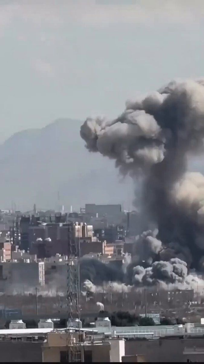 @Eli Afriat 🇮🇱: 🚨🇮🇷Huge explosions going off super close to Azadi Street in Tehran!
Some guy in the video is saying they hit the Meqdad Basij base, you know, that infamous IRGC place they always use to suppress p