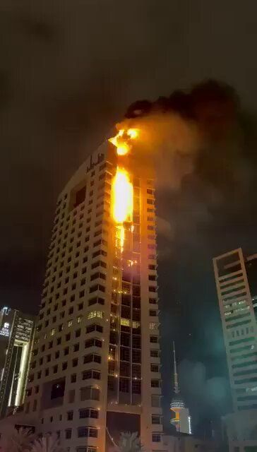 @𝐍𝐢𝐨𝐡 𝐁𝐞𝐫𝐠 🇮🇷 ✡︎: It's been like 15 hours since Pezeshkian promised the regime in Iran would stop attacking Arab countries.
This is Kuwait tonight.
Clearly not an American base.