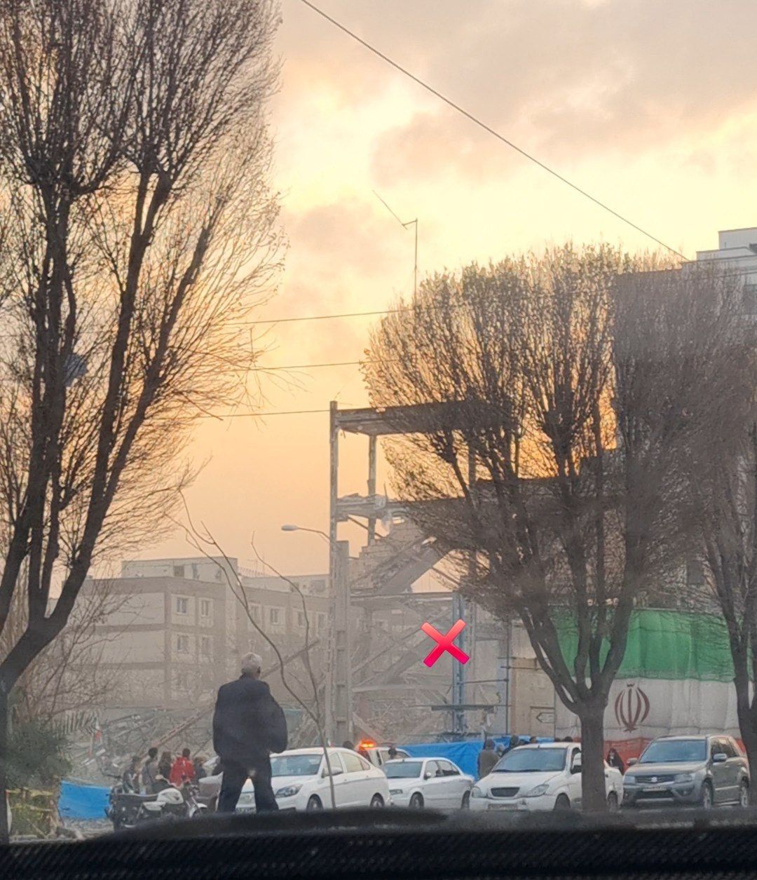 @Vahid Online: 'تهرانسر #تهران'
تصاویر دریافتی با شرح: 'آثار انفجار ناحیه مقاومت بسیج داخل بلوار یاس. جاهایی ❌ گذاشتم مربوط به بسیج میشه و بقیه جاها آسیب دیدن. یک ساختمون نیمه کاره هم در کنارش به فاصله یک کوچه قرار