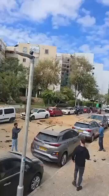 @Eli Afriat 🇮🇱: 🚨🇮🇷BREAKING: With the approval of the censorship: 2 men killed by an Iranian missile strike in the center of the country and 1 more seriously injured.
The ayatollah regime continues its war crime