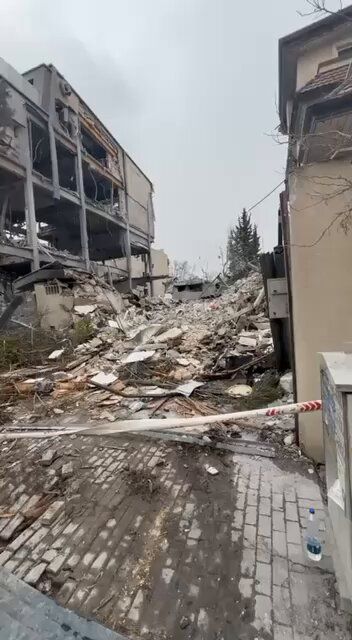 @🇮🇷LiveIranNews🇮🇱: 🚨تصاویر دریافتی از ساختمانی هدف قرار گرفته و تخریب شده در حمله بامداد به مهرشهر کرج/این حمله حوالی ساعت ۰۰:۳۰ بامداد سهشنبه ۱۹ اسفند رخ داده است.
این ساختمانها و اهداف یا خانههای امن گروهک سپاه ت