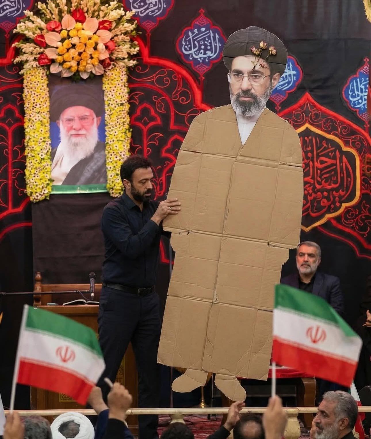 @Goldie Ghamari | گلسا قمری 🇮🇷: ‼️BREAKING (but unverified)
"🚨 Update on Mojtaba Khamenei.
Mojtaba Khamenei is hospitalized at Sina Hospital.
He has been severely injured in the abdomen and legs and is currently on a ventilator.