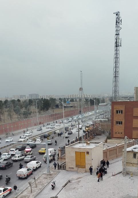 @Vahid Online: 'مکان حمله غرب #تهران'
تصاویر دریافتی با شرح: 'بسیج بزرگراه سعیدی تقاطع دستغیب'
برخلاف روایت شهروندی که موقع عبور از بزرگراه عکس آخر رو فرستاده بود، دیده میشه که دستکم یک ضلع ساختمان مرکز فناوریهای