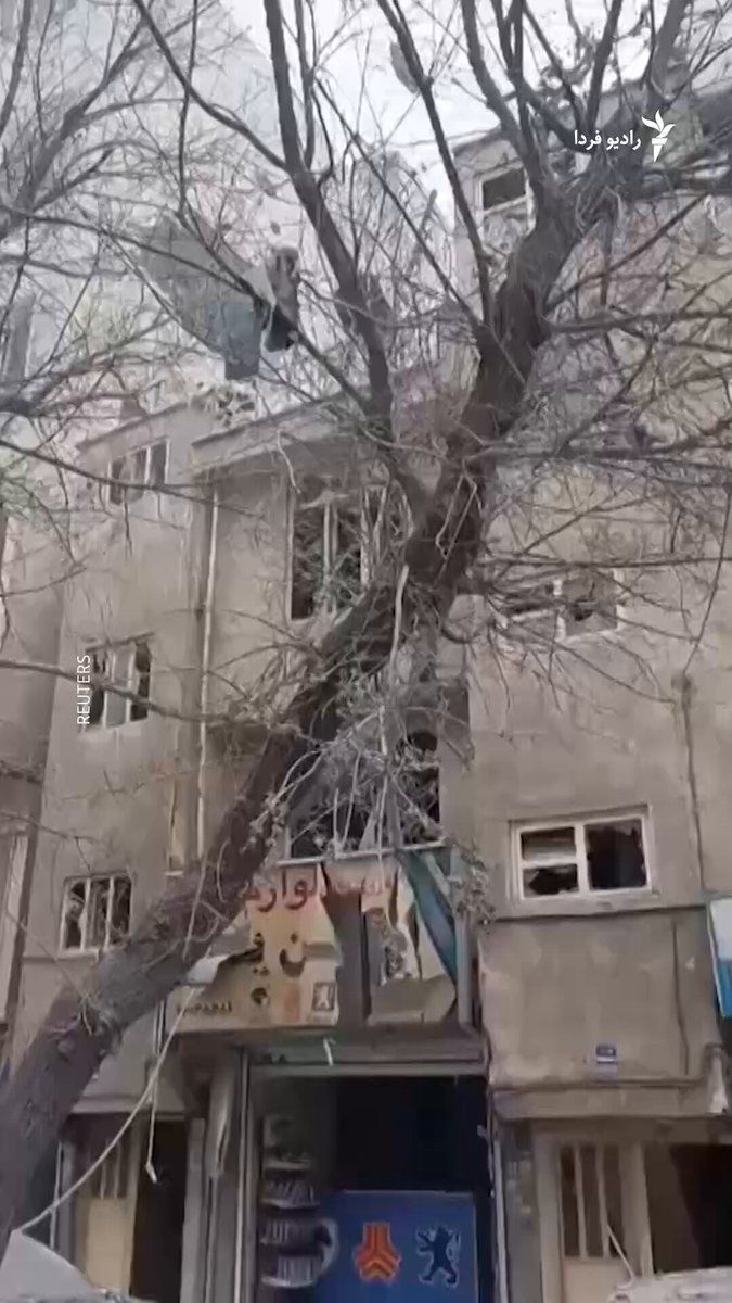 @RadioFarda|راديو فردا: فیلمهایی که روز چهارشنبه ۲۰ اسفند در شبکههای اجتماعی منتشر شد، خسارتهای قابلتوجهی به ساختمانها و خودروها در تهران، محلههای اطراف مهرآباد را پس از یک حمله هوایی نشان میدهد.
در این ویدئوها خودرو