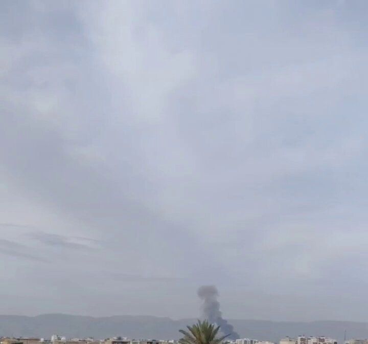 @🇮🇷LiveIranNews🇮🇱: 🚨حملات بامدادی و صبحگاهی به شیراز/گزارشهای شاهدان عینی از چندین انفجار و پرواز جنگندهها در نقاط مختلف شهر در صبح پنجشنبه ۲۱ اسفند حکایت دارد:
• ۰۴:۰۰ بامداد: ساکنان از شنیده شدن انفجار شدید در کار