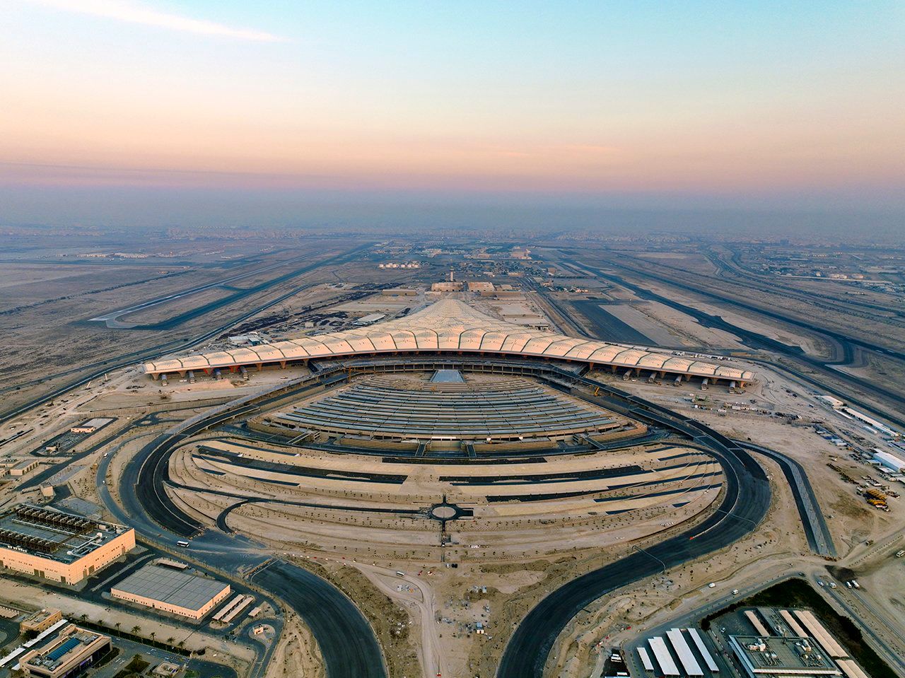 @Babak Taghvaee - The Crisis Watch: BREAKING: Early this morning, the IRGC Aerospace Force used its Shahed-136 attack drones to target Kuwait International Airport in Kuwait City, the capital of Kuwait. As a result, a number of faciliti