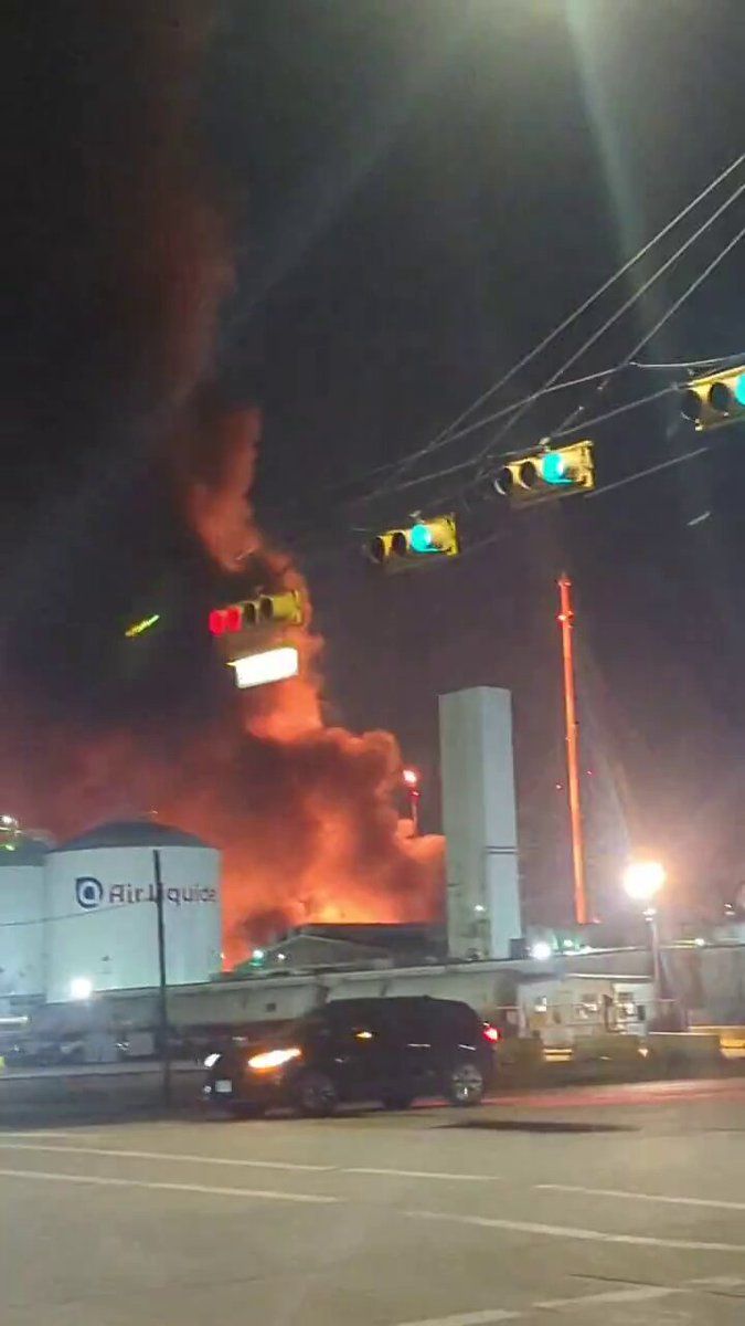 @Babak Taghvaee - The Crisis Watch: BREAKING: Suspected IRGC attack at La Porte near Pasadena, Texas, United States, with reports that two fuel tankers are on fire.
They might have used Mexican Narco terrorists to do this. It might hav