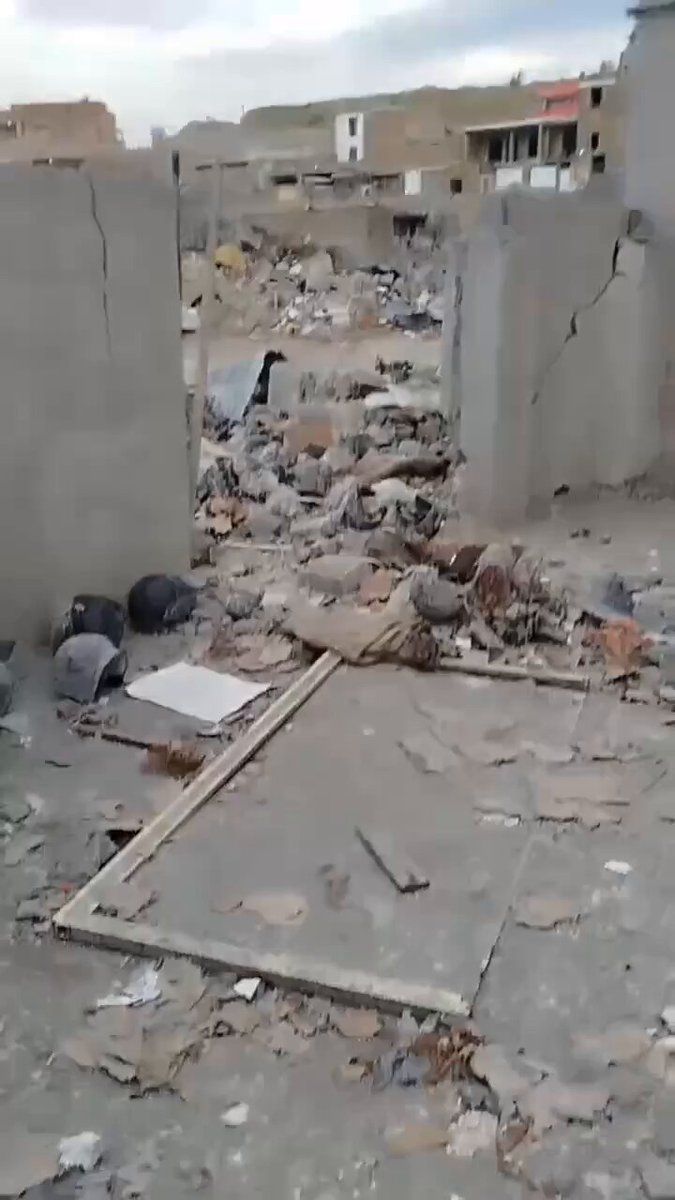 @🇮🇷LiveIranNews🇮🇱: 🚨آنچه از مقر گروهک تروریستی سپاه پاسداران در آبدانان باقی مانده/تصاویر منتشرشده نشان میدهد پس از حمله به این مقر در آبدانان، بخش زیادی از تأسیسات آن تخریب شده و از تجهیزات و نیروهای مستقر در آن عملا