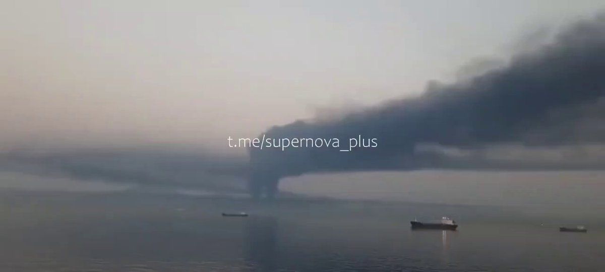 @Open Source Intel: This morning, black smoke billows from Fujairah port, UAE’s sole oil export hub outside the Strait of Hormuz, after an Iranian drone strike. Authorities say damage came from falling debris.