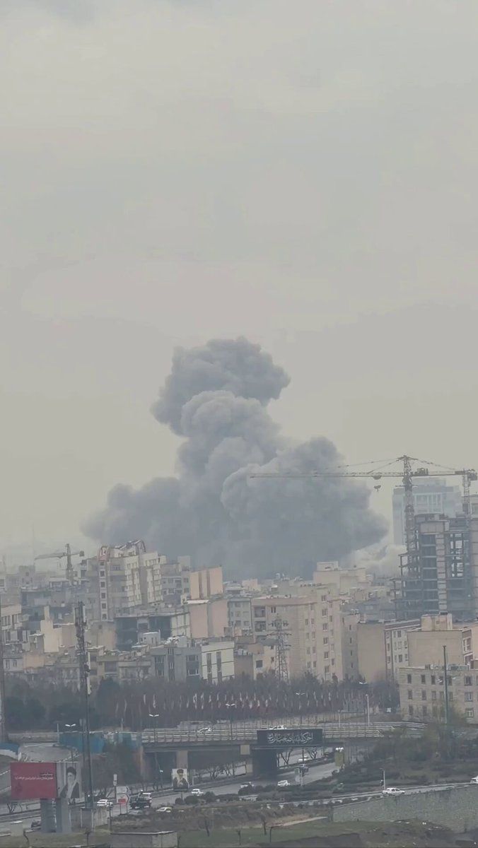 @🇮🇷LiveIranNews🇮🇱: 🚨چند هدف امنیتی رژیم تروریستی جمهوری اسلامی در تهران هدف حملات ظهر دوشنبه قرار گرفت/بر اساس ویدیوها و گزارشهای منتشرشده در شبکه ایکس، روز دوشنبه ۲۵ اسفند حوالی ساعت ۱۲ تا ۱۲:۱۵ ظهر چند نقطه امنیتی د