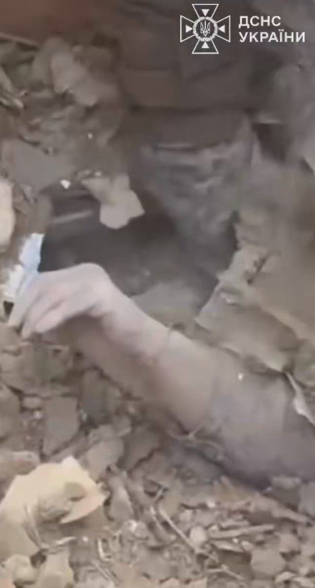 @Visegrád 24: Ukrainian rescue workers thought they were digging up a body from beneath the rubble after a Russian airstrike
Completely buried under the debris of what used to be her apartment, the women suddenly