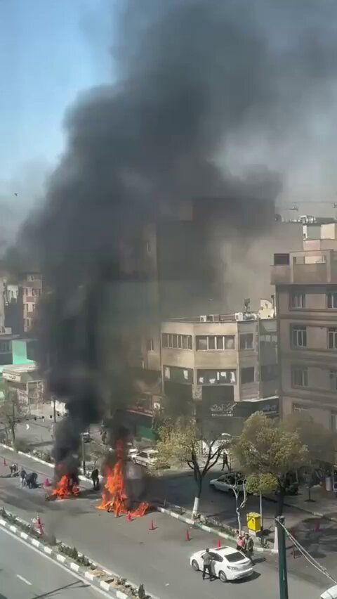 @Shin: IRGC checkpoint in Piruzi street was targeted, 3 Basij / IRGC terrorists were eliminated.
(Videos: @Vahid)
Eastern Tehran, #Tehran Province, #Iran
(Coords: 35.6904, 51.4604)