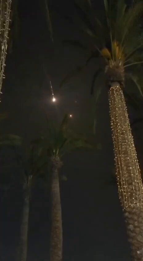 @Babak Taghvaee - The Crisis Watch: BREAKING: Video recorded in Eilat in southern Israel shows the moment another hypersonic ballistic missile of the IRGC Aerospace Force hit the city. Two surface-to-air missiles launched by the IDF fai