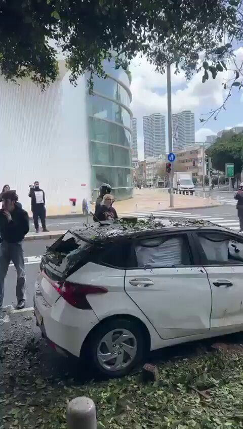 @Babak Taghvaee - The Crisis Watch: BREAKING: The IRGC Aerospace Force has once again used intermediate-range ballistic missiles to strike Tel Aviv, the largest city in Israel. These missiles were again equipped with internationally ban