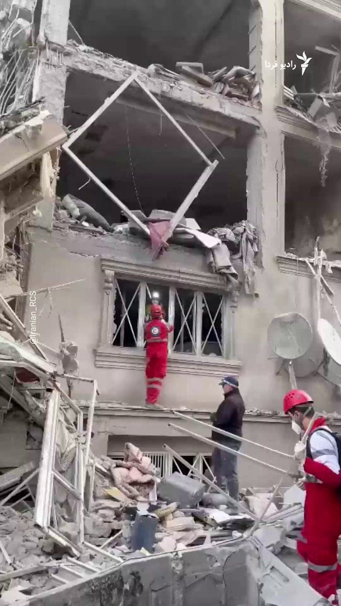 @RadioFarda|راديو فردا: 🔸The Iranian Red Crescent Society has released images of the moment a child was rescued along with their father following airstrikes on Tehran on Monday, March 23.
🔸No details have been provided re