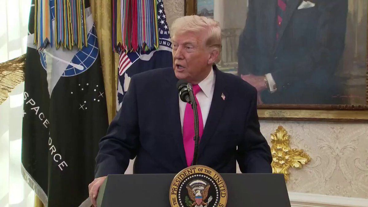 @🇮🇷LiveIranNews🇮🇱: 🚨🇺🇸🦀Question to President Trump: What turning point made you want to pursue a ceasefire? Just a few days ago, you said you wanted to continue bombing Iran.
Trump: The fact that they're talking to