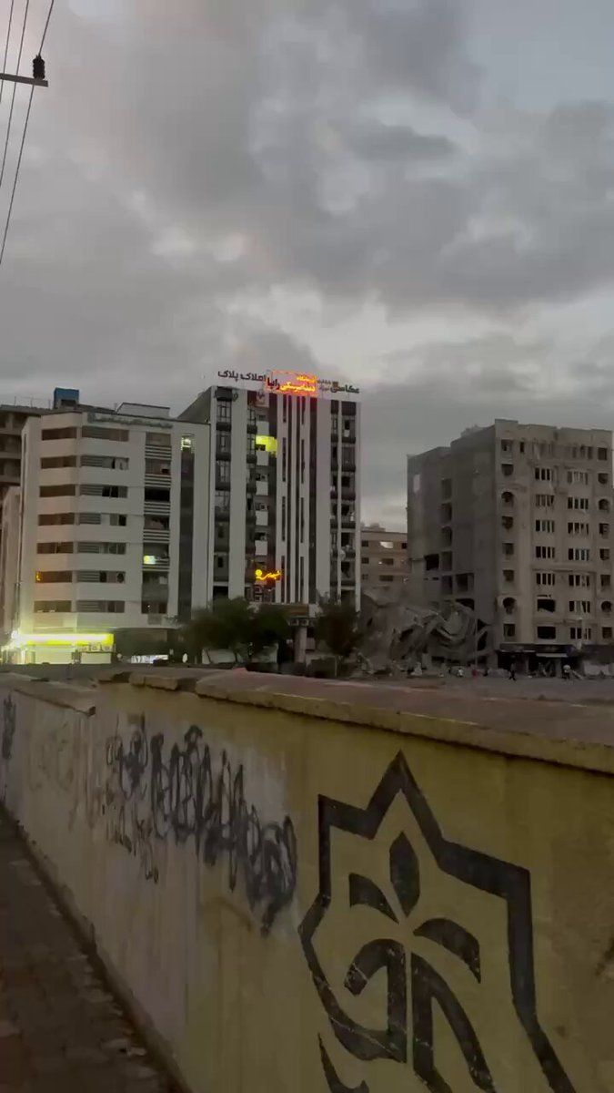 @Visegrád 24: BREAKING:
The IRGC Navy Commander Alireza Tangsiri has been eliminated in an Israeli airstrike in Bandar Abbas.
He and his men were buried under a collapsed building