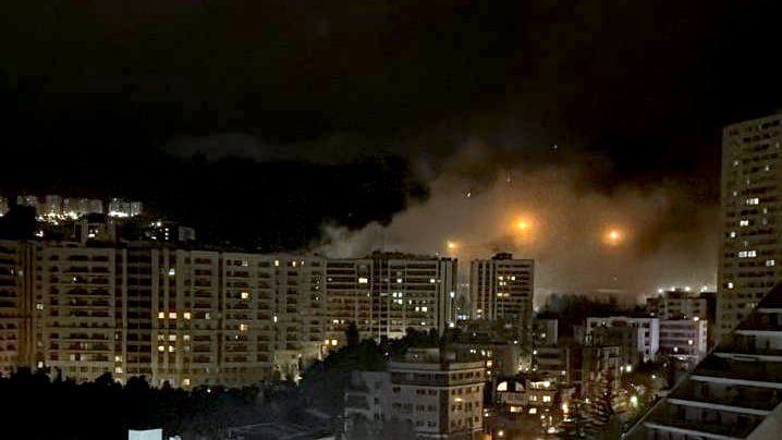 @🇮🇷LiveIranNews🇮🇱: 🚨انفجار و دود در حوالی اوین/حدود ساعت ۲۳ شنبه ۸ فروردین در نزدیکی اوین تهران دود و آثار انفجار دیده شد؛ گزارشهای تاییدنشده از اصابت در محدوده سعادتآباد و حوالی خیابان دوم شرقی حکایت دارند