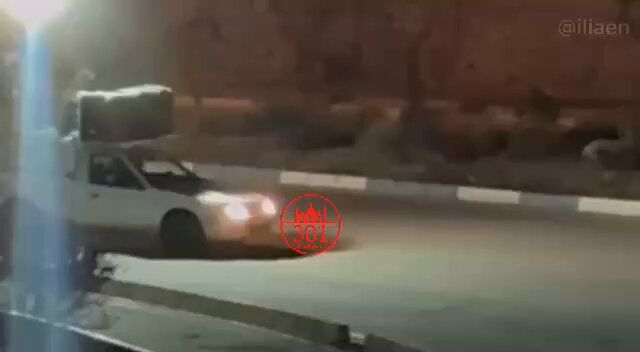 @Eli Afriat 🇮🇱: 🚨🇮🇷Special report from Tehran:
While some areas are without electricity, IRGC and SIG forces are using projectors and loudspeakers to read out encouraging messages to citizens who are now sitting