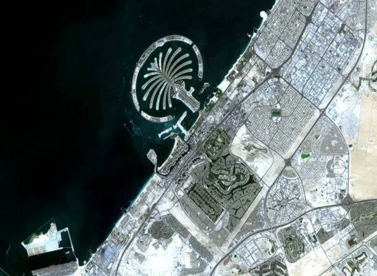 @Babak Taghvaee - The Crisis Watch: BREAKING: The IRGC Aerospace Force has launched a new wave of attacks against Dubai, with multiple explosions reported across the city just minutes ago.
According to incoming reports:
11:20–11:25 lo