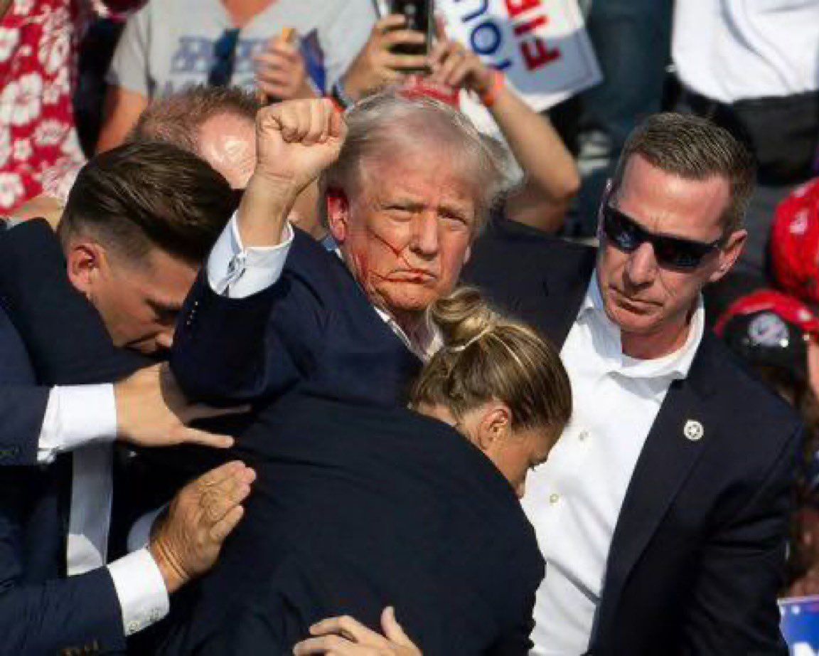 @𝐍𝐢𝐨𝐡 𝐁𝐞𝐫𝐠 🇮🇷 ✡︎: 🔴 NOW:
President Trump announces a naval blockade of Iran. No ship goes in or out.
This will have MASSIVE consequences for the regime's economy. This is what happens when you waste JD Vance's time