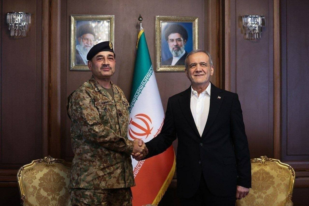@Open Source Intel: NEW 🔴
The Iranian regime has removed photos of Ruhollah Khomeini, the founder of the Islamic Republic, from offices and official government settings. His picture has been replaced by Mojtaba Khamene
