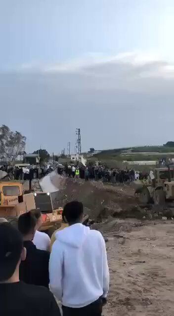 @Open Source Intel: Lebanese civilians are rebuilding the bombed bridge over the Litani River and returning south of the Litani.
@doron_kadosh