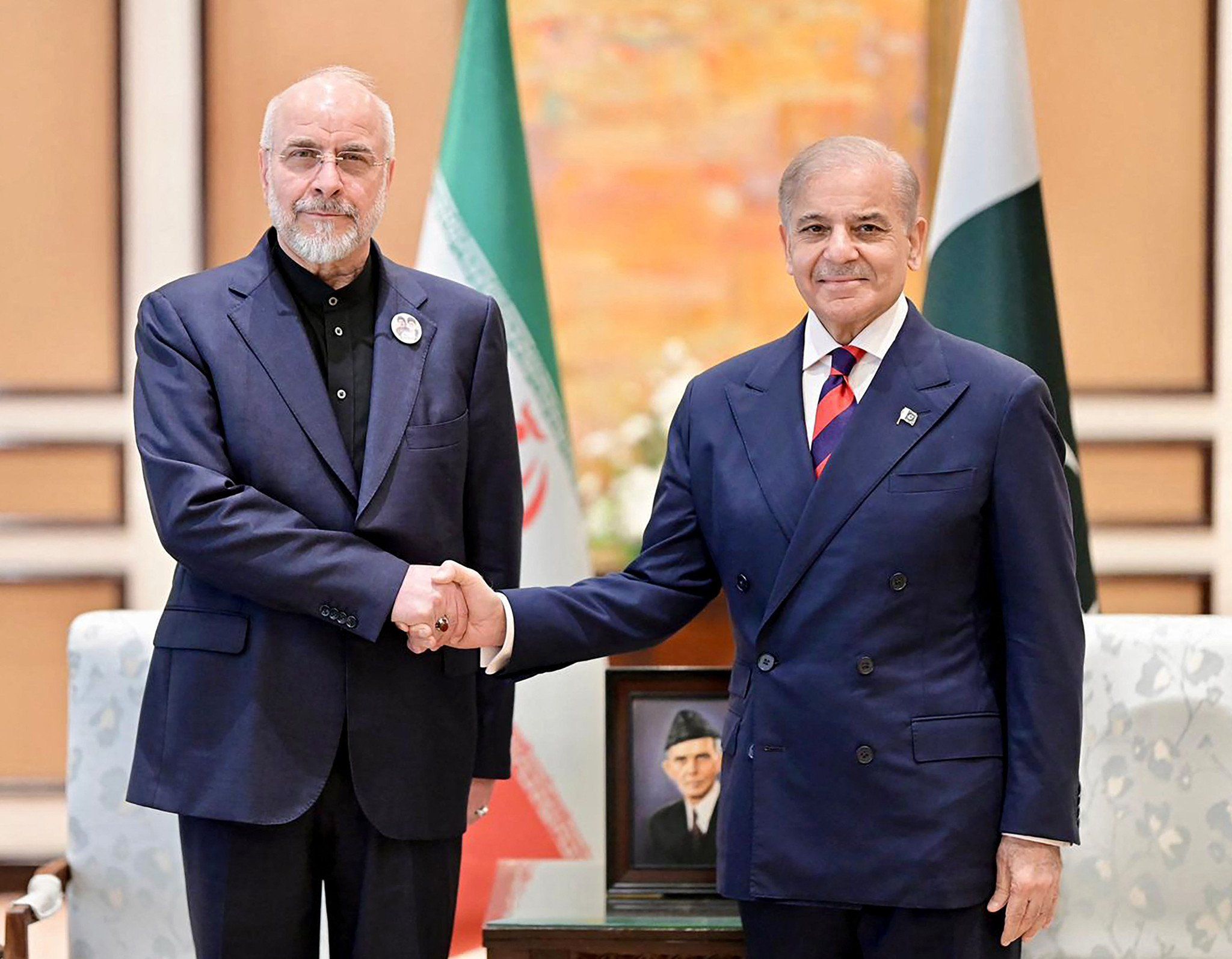کриستینز: مصادreh آمبassadors از ادارة ترامپ نشان میدهد که آنها بسیار راضی از محمدباقر قلیباف هستند و باور دارند او میتواند رهبر مورد پreferencneh آنها در ایران شود