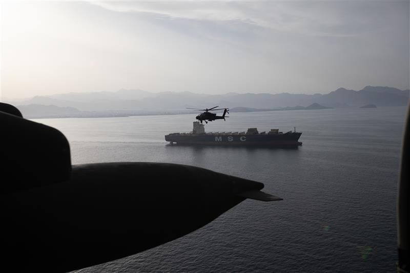 @🇮🇷LiveIranNews🇮🇱: ⚡🇺🇸US AH-64 Apache Attack Helicopters Over the Strait of Hormuz/Reports indicate that these US combat helicopters were patrolling and demonstrating military presence over this strategic passage yest