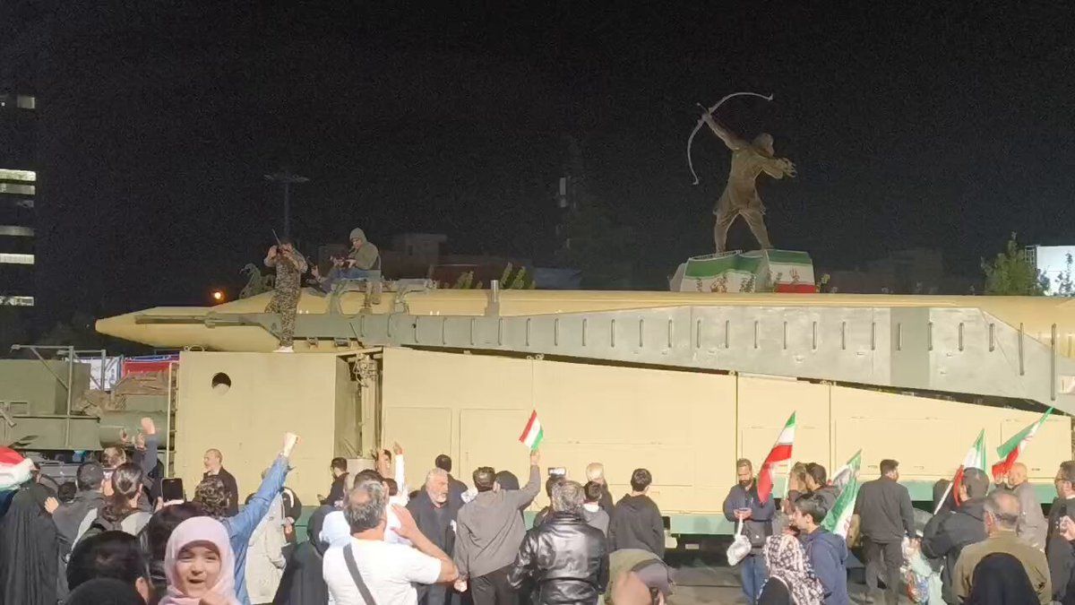 کриز ویچار: پخش شده: این ویدیو یک موشک باگیر متوسط قدر از سил هوایی سپاه پاسداران در مرکز تهران، پایتخت کشور، برای حمایتکنندگان رژیم اسلامی ایران نمایش داده شده است.