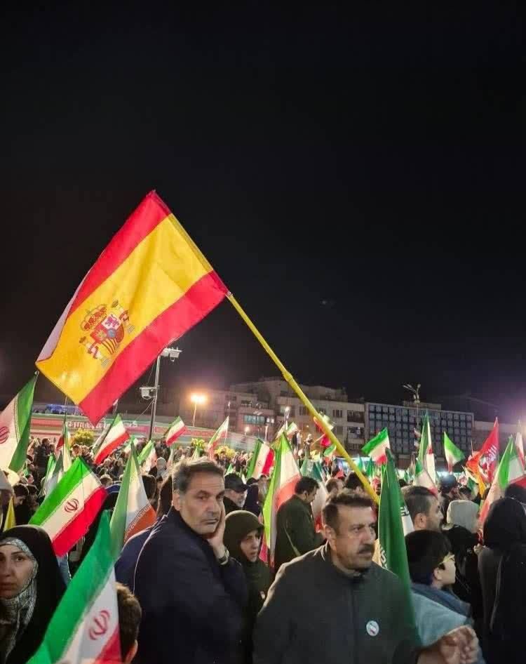 در تهران در یکی از نشستهای حمایت کننده از رژیم اسلامی، پرچم اسپانیا دیده شد
رئیسجمهور اسپانیا پدرو سانچهز که یکی از رهبران چپ رادیکال است، یکی از کمیابیان قادگانی است که به طور مستقیم در برابر امریکا و اسرائیل جنگ ورزی میکنند