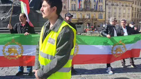 @🇮🇷LiveIranNews🇮🇱: ⚡🇨🇿پرفورمنس اعتراضی ایرانیان مقیم پراگ علیه قطع اینترنت و موج اعدامهای رژیم تروریستی جمهوری اسلامی/جمعی از ایرانیان آزادیخواه در پراگ، ۲۶ آوریل، با برگزاری یک پرفورمنس اعتراضی نسبت به سانسور گسترد