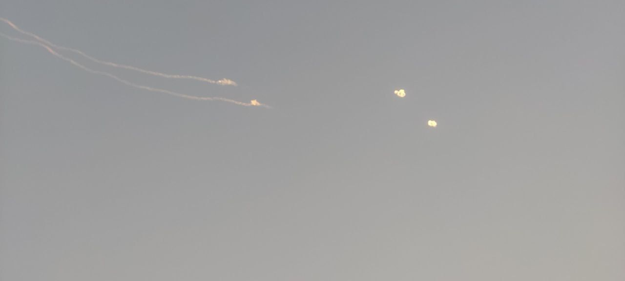 @Babak Taghvaee - The Crisis Watch: BREAKING: It appears that the IRGC Aerospace Force has launched a pair of surface-to-air missiles toward what appear to be air-launched cruise missiles fired by the Emirati Air Force at targets inside
