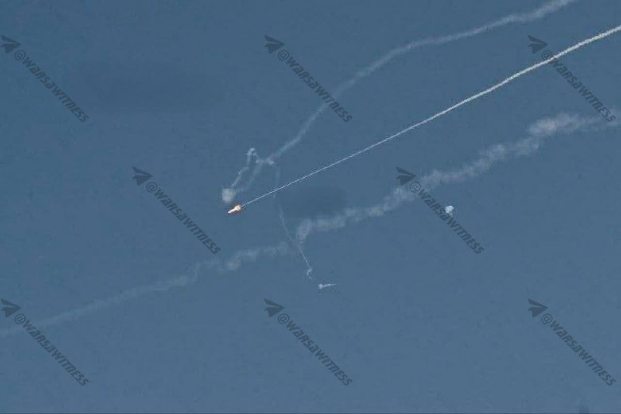 @🇮🇷LiveIranNews🇮🇱: ⚡🇦🇪🦀Publication of footage showing the interception of cruise missiles in the skies over the UAE amid ongoing threats/The published images show that the UAE's air defense systems are intercepting c