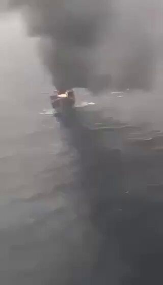 @Eli Afriat 🇮🇱: Reports that this is the recording of the fire of one of the Emirati ships today in the Strait of Hormuz.