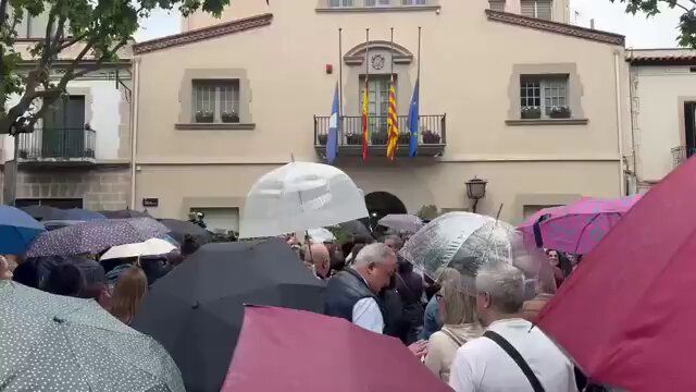 @Visegrád 24: 🇪🇸 Far-left activists in Spain disrupted a minute of silence for a young woman murdered by a North African migrant in Barcelona
The crowd repeatedly shouted “Silence!” at the radicals, but they con
