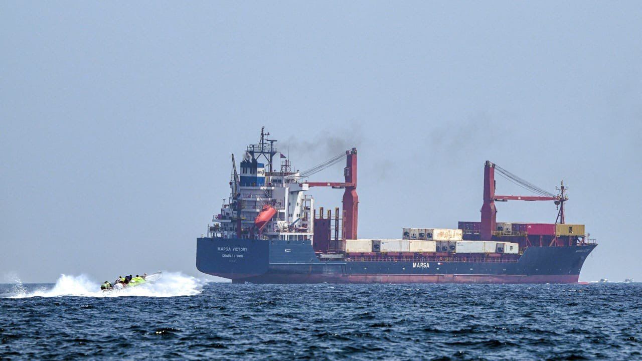 @Visegrád 24: The French-owned cargo vessel CMA CGM San Antonio was struck by a projectile while transiting the Strait of Hormuz.
Several crew members, identified as Filipino nationals, were injured in the strike.