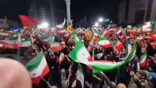ایرانبیز: پس از گزارشاتی درباره ت衝ات در حوزه خروجی هرمز و فعالیت مجدداً دفاعی هوایی در تهران، تجمعات حاشیهای در غرب تهران تشکیل شد و افراد درخور دولت در آنجا با گوشتهگونی به سилهای نظامی ایران از آنها خواهان عملکرد هستند:
"ضرب کنید، ضرب کنید"