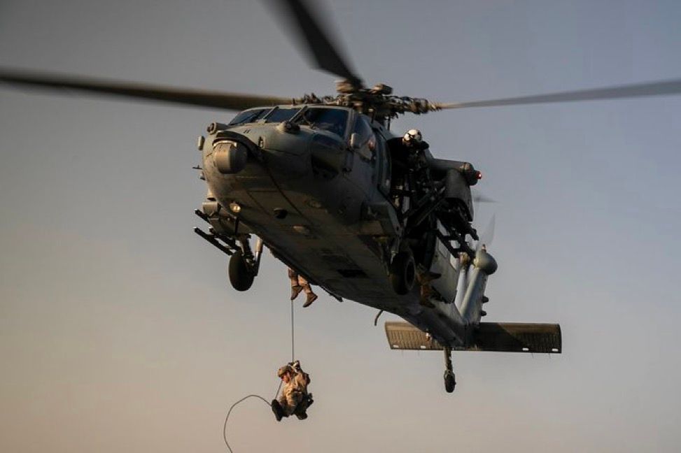 مارینهای امریکا از هواپیлот دستی از هواپیمای MH-60S Sea Hawk پایین میآیند در حالی که در روی پلاکه پروازی ناوشکن USS Tripoli (LHA 7) در تاریخ 8 مه تمرین میکنند. این تمرین مطمئن میکند که مارینهای امریکا در آمادگی مانند باقی بمانند، اگر نیاز به عملکرد داشته باشند.