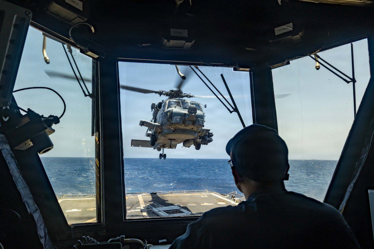 اهмاد شناسی امریکا: یک هلیکوپتر مدل MH-60R Sea Hawk از دکر پرواز نосهای ناو رافائل پرالا (DDG 115) در دریای عرب پرواز میکند در حالی که سилهای آمریکایی محدوده دریایی را علیه ایران اجرا میکنند. تاکنون 75 کشتی حمل و نقلی در این محدوده مورد بررسی قرار گرفتهاند.