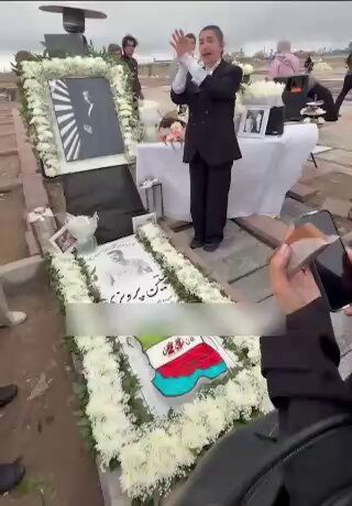 @✡︎𝐋𝐢𝐯𝐞𝐈𝐫𝐚𝐧𝐍𝐞𝐰𝐬🇮🇷🇮🇱: 🚨تولد جاویدنام متین پرویزی بر سر مزارش برگزار شد؛ جوانی ۲۶ ساله که در جریان قیام مردمی زنجان، ۱۹ دیماه هدف گلوله گروهک تروریستی سپاه پاسداران قرار گرفت و جانفدای میهن شد./خانواده و نزدیکان متین پرو