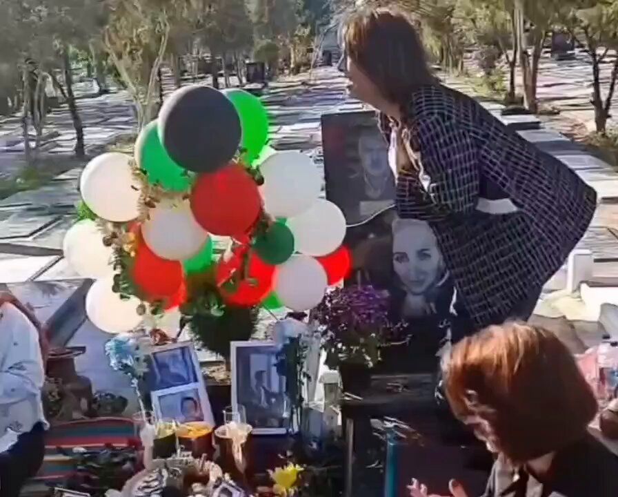 درگذشت سجاد رادی باید با تبریکات ۲۰مین سالگرد تولد خود با خانواده اش جشن برد.
اما مادرش نیاز داشت روی قبر او شمعها را روی برد و دم دامن کند.