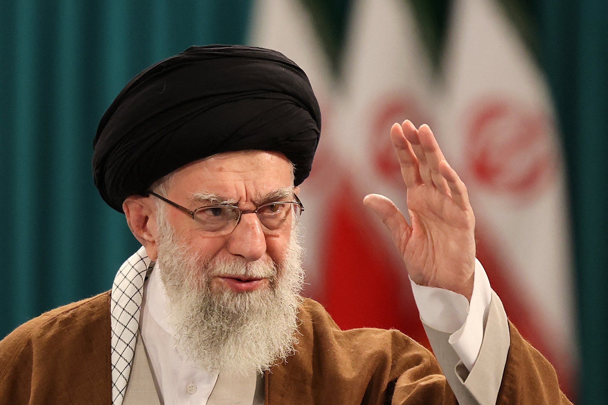 ایران اعلام کرده که مراسم سینه دولتی برای آли خامenei سه روزه انجام خواهد شد. تاریخ این مراسم در زمانی بعد اعلام خواهد شد.