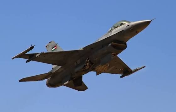 @Babak Taghvaee - The Crisis Watch: BREAKING: W wyniku ataku balistycznego sił powietrznych Korpusu Strażników Rewolucji Islamskiej na bazę lotniczą Muwaffaq Al-Salti w Jordanii, co najmniej trzy samoloty bojowe F-16AM/BM Fighting Falcon Sił Zbrojnych Królewskiego Jordanu zostały trafione.