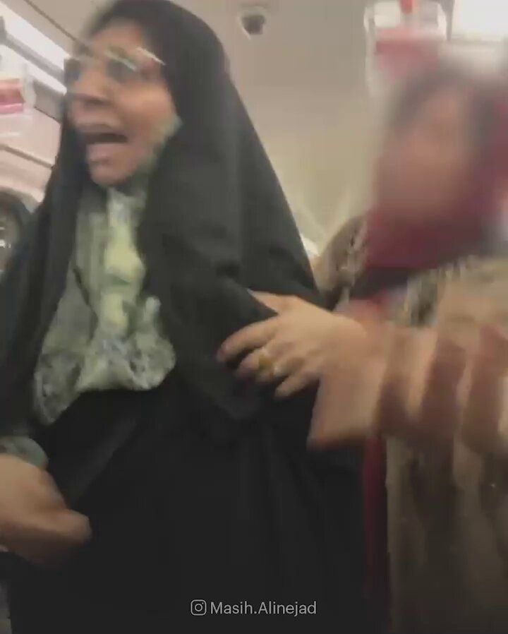 @Masih Alinejad 🏳️: A pro regime morality police tried to bully a group of teenage girls in the Tehran metro. Then something beautiful happened.: Young women and men stood together and kicked the bully out of the arena.